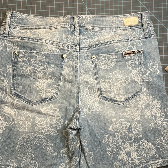 SEVEN7 Denim Floral Blue Jean Shorts Women’s (Sz 8) - Picture 6 of 9